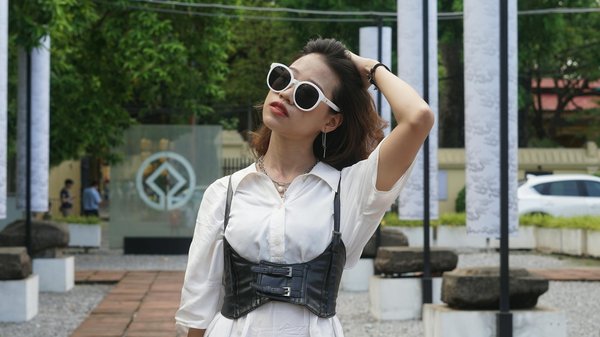 Adoptez le chapeau panama cet été : un must intemporel.