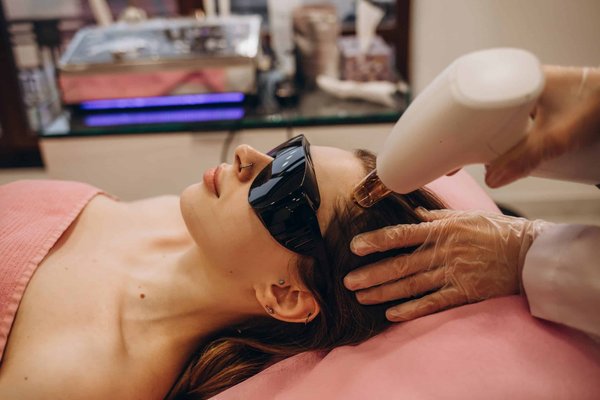 Quelles huiles essentielles sont efficaces pour stimuler la croissance des cheveux?