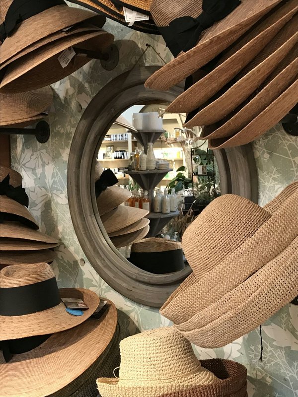 Quelles couleurs de chapeaux choisir pour compléter une tenue pastel de printemps?