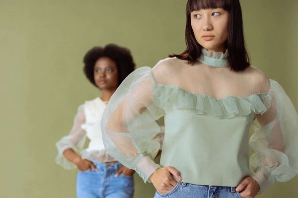 Quelles sont les meilleures coupes de chemisiers pour les femmes avec une poitrine généreuse?